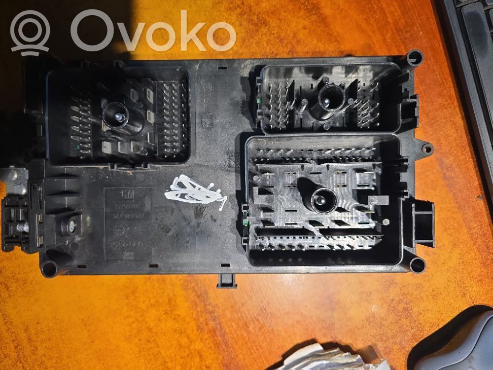 Opel Insignia A Juego de caja de fusibles 