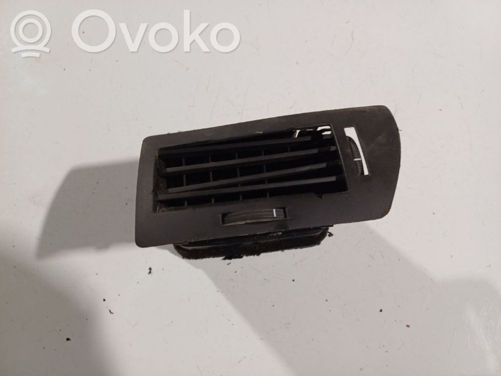 Opel Astra H Dysze / Kratki środkowego nawiewu deski rozdzielczej 