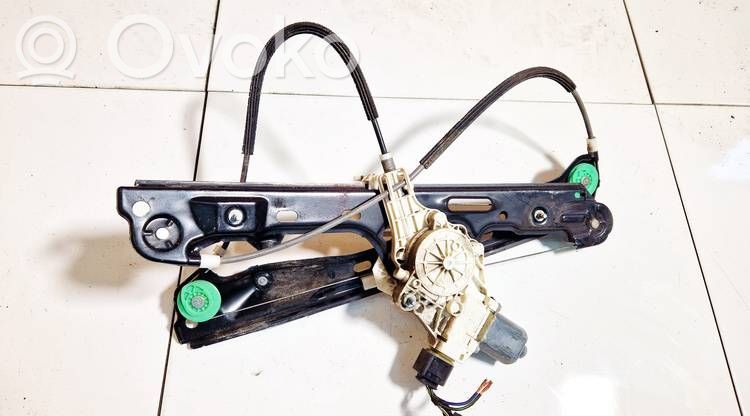 BMW 1 E81 E87 Regulador con motor de la ventanilla de la puerta corredera 
