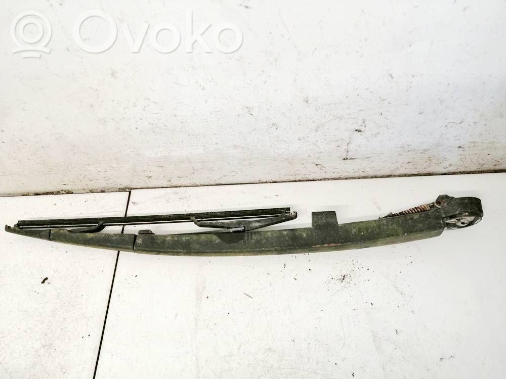 Rear wiper blade arm