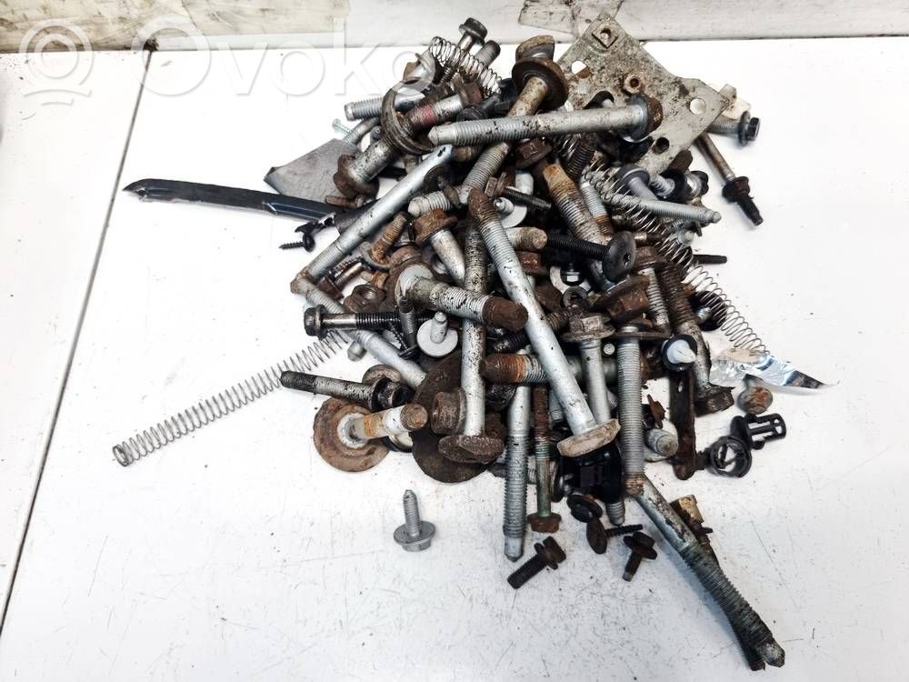Mutterit/pultit