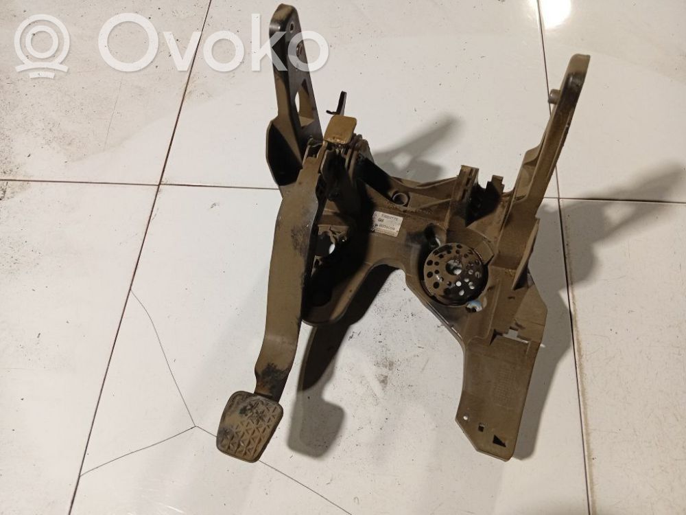 Opel Astra J Pedal de embrague 