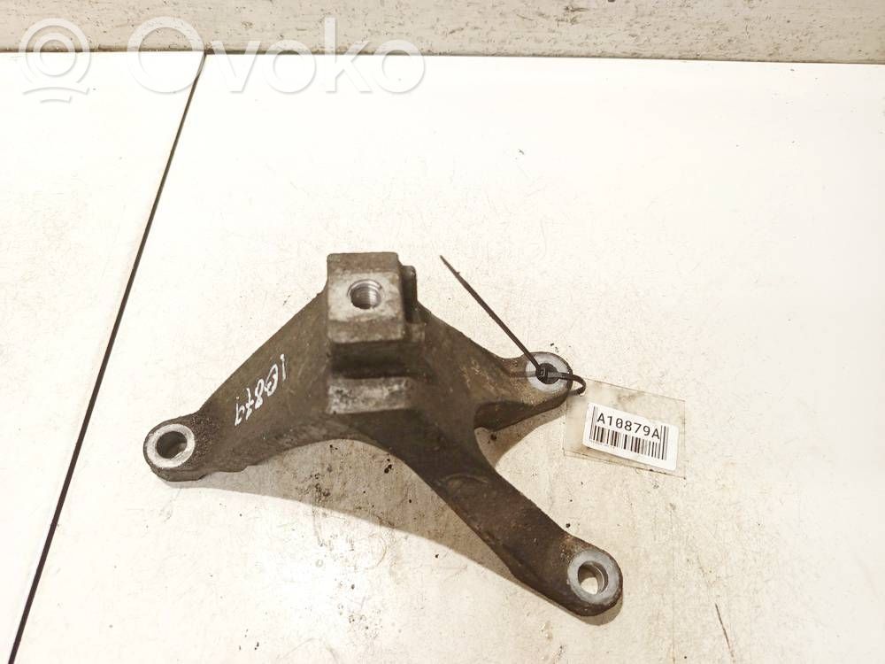 Ford Focus Engine mounting bracket 
