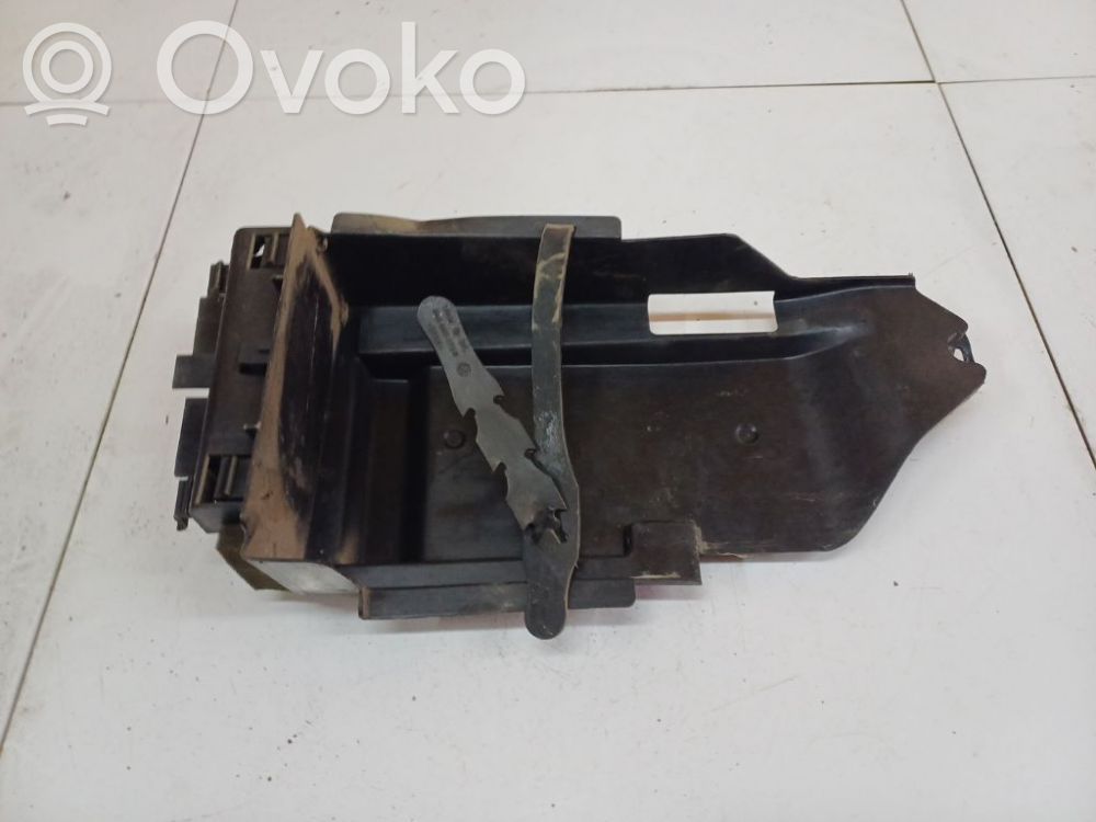 Volkswagen PASSAT B5 Akkulaatikon alusta
