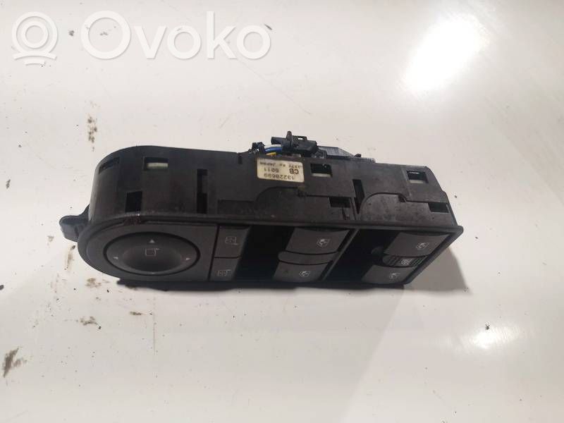 Nissan Almera Tino Moldura del interruptor de la ventana de la puerta delantera