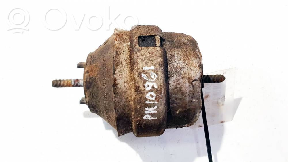 Moottorin kiinnikekorvake   8D0199379J,8D0199379J