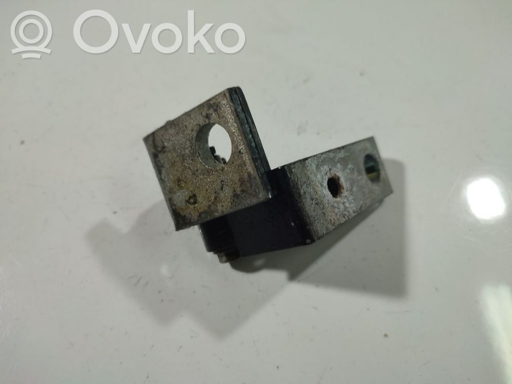 Bisagra inferior de la puerta trasera