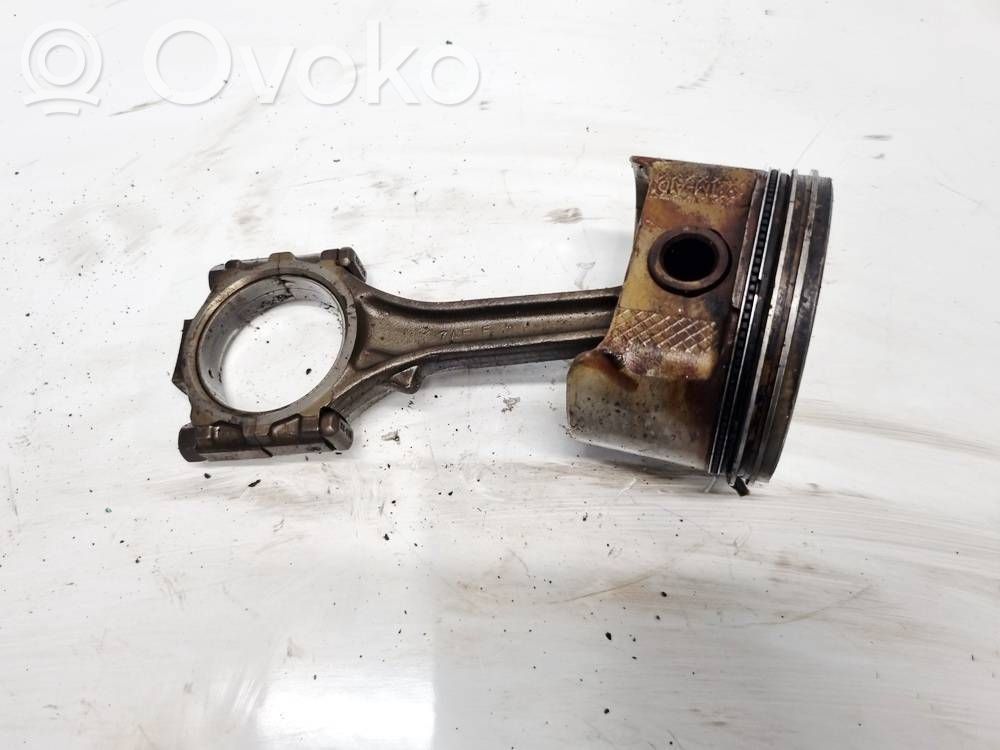 Piston cu bielă