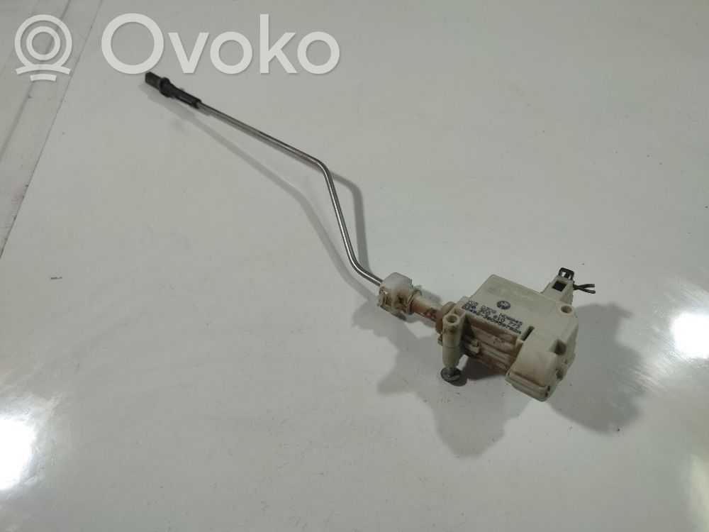 Volkswagen PASSAT B6 Silniczek / Siłownik zamka centralnego 