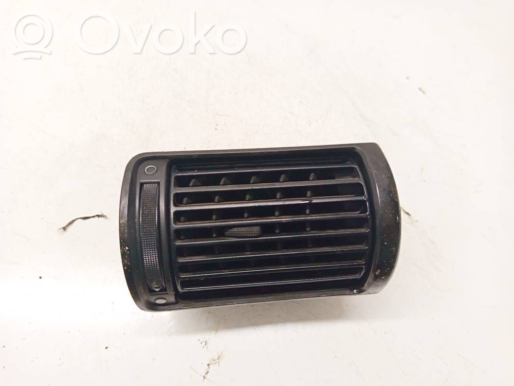 Grille d'aération centrale   8D1820902,8D1820902