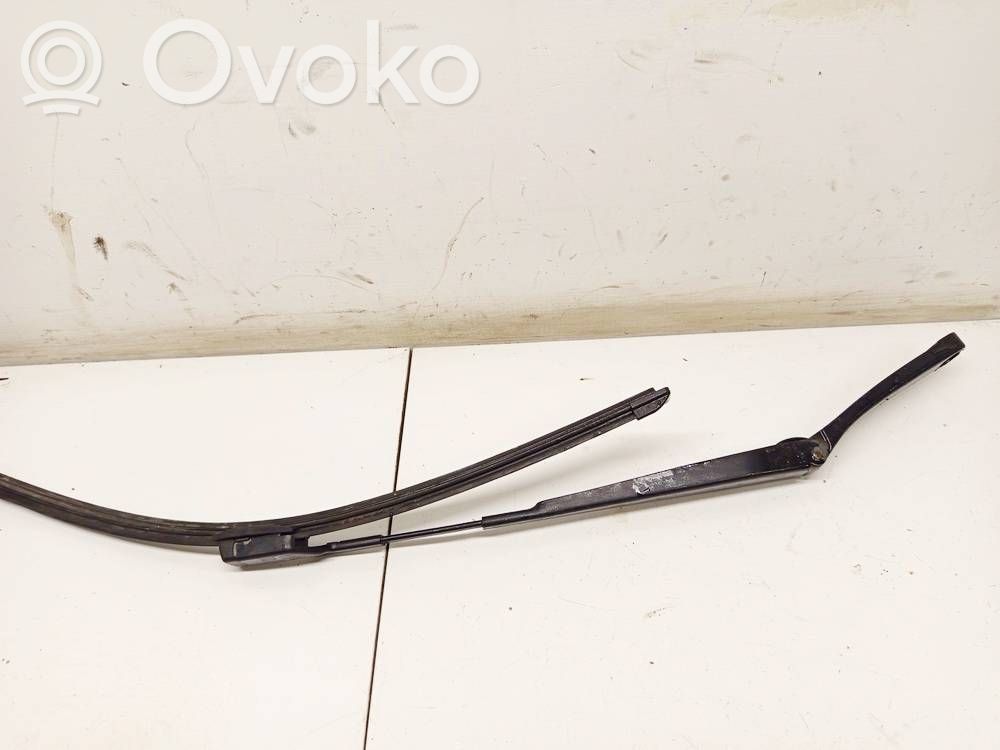 Volkswagen PASSAT B6 Brazo del limpiaparabrisas delantero 