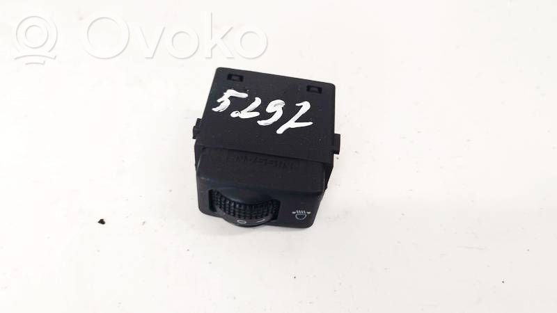 Nissan Qashqai+2 Interruptor de control de altura del faro delantero 