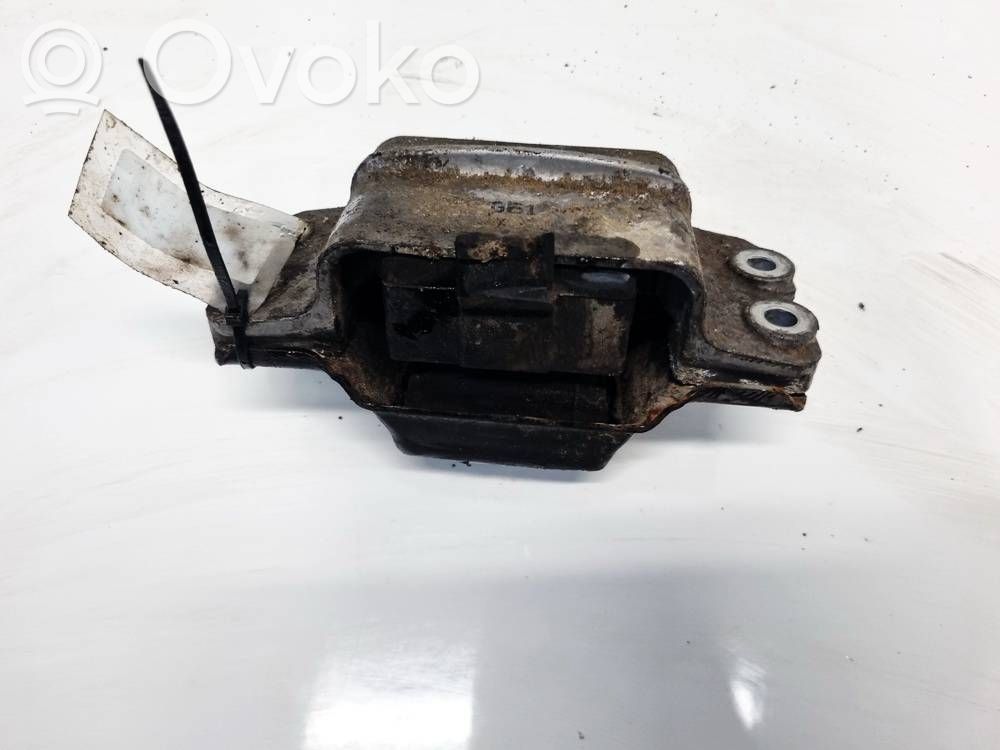 Volkswagen PASSAT B6 Supporto di montaggio del motore 