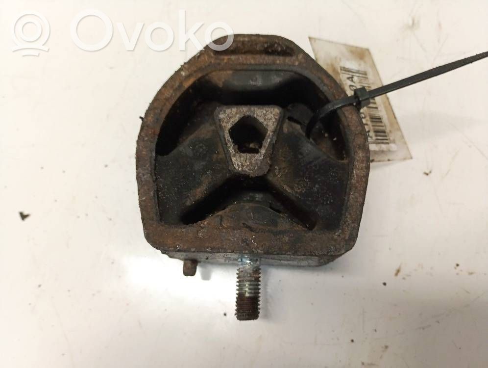 Volkswagen PASSAT B5 Moottorin kiinnikekorvake 