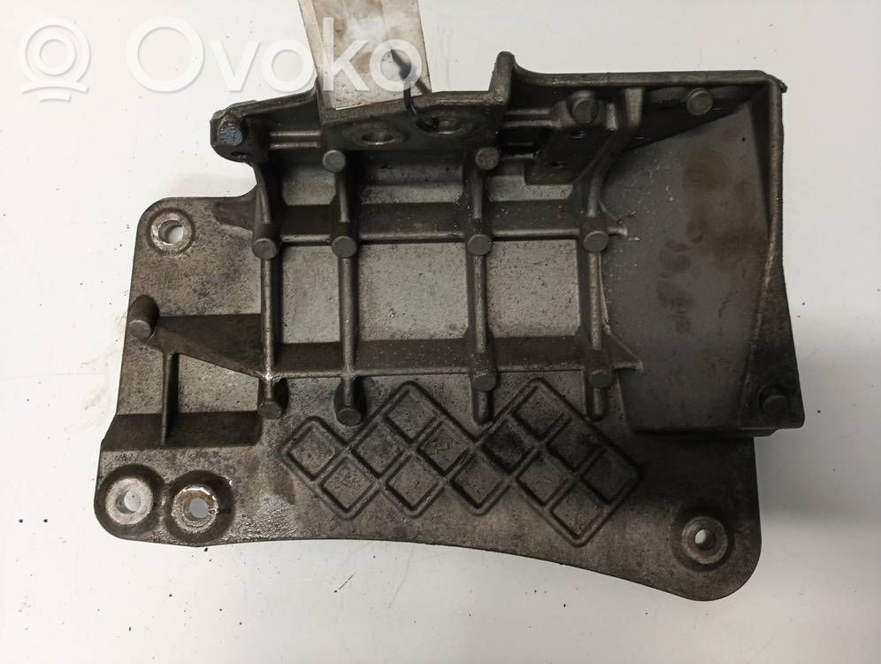 Nissan Primera Engine mounting bracket 
