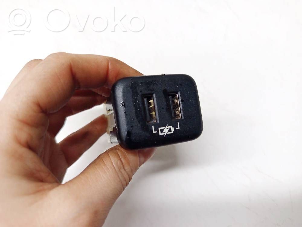 Connettore plug in USB   13598459,13598459