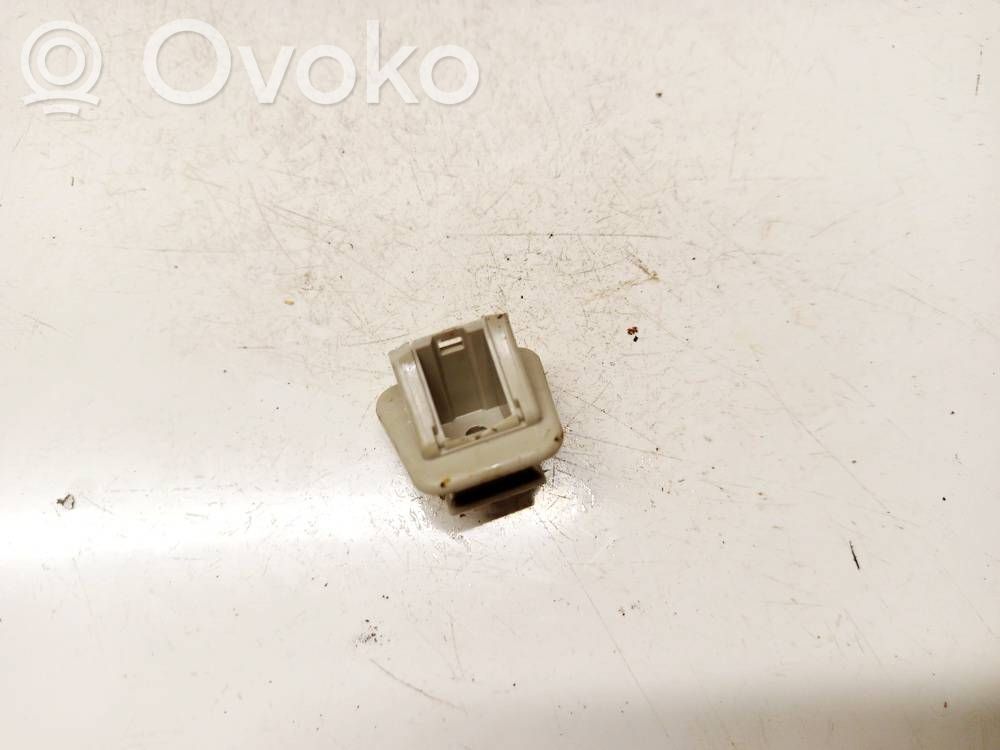 Häikäisysuojan kiinnityskoukun kiinnike