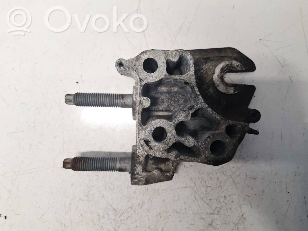 Peugeot 206 Engine mounting bracket 