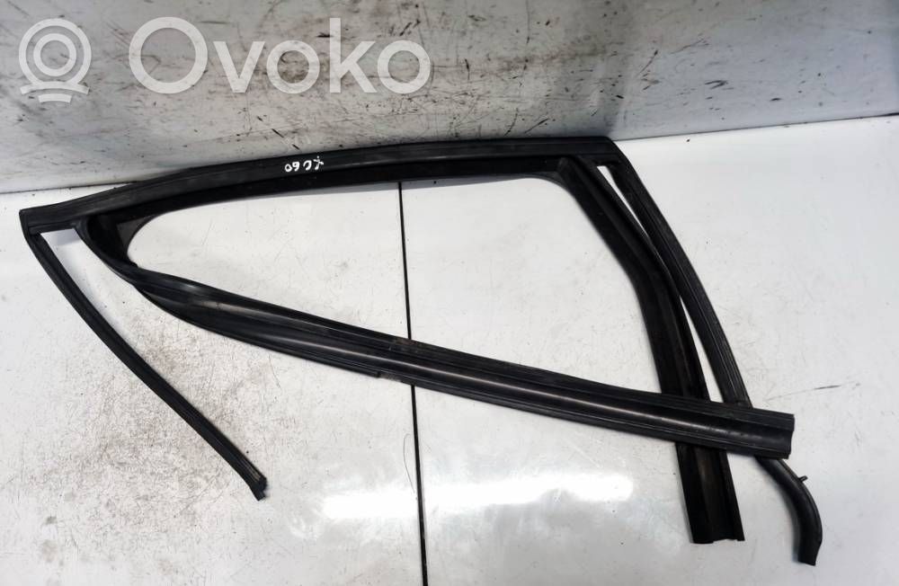 Volvo XC60 Gumowa uszczelka drzwi tylnych 