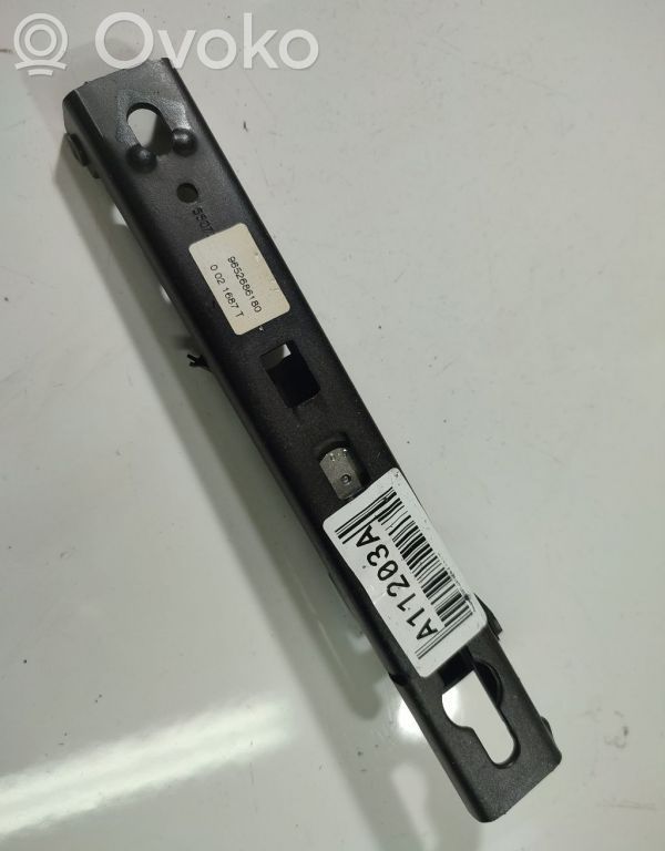 Peugeot 207 Guida di regolazione della cintura di sicurezza
