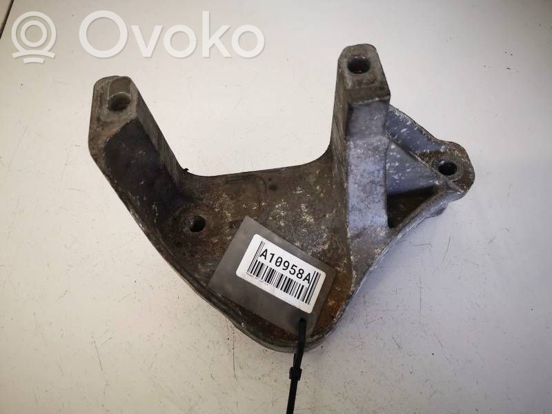 Peugeot 407 Engine mounting bracket 