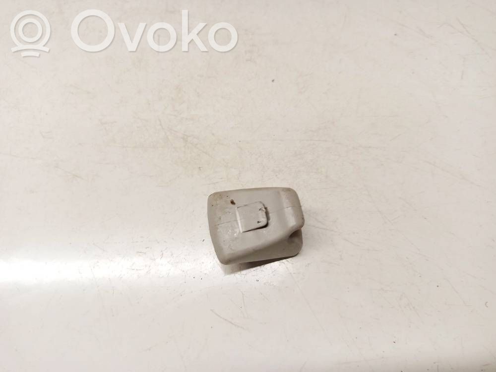 Häikäisysuojan kiinnityskoukun kiinnike