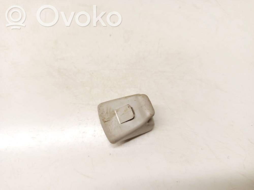 Häikäisysuojan kiinnityskoukun kiinnike