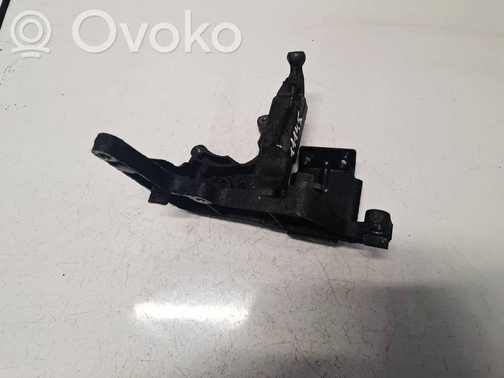 Engine mounting bracket   AV6Q9B470BB,AV6Q9B470BB,R8S3A