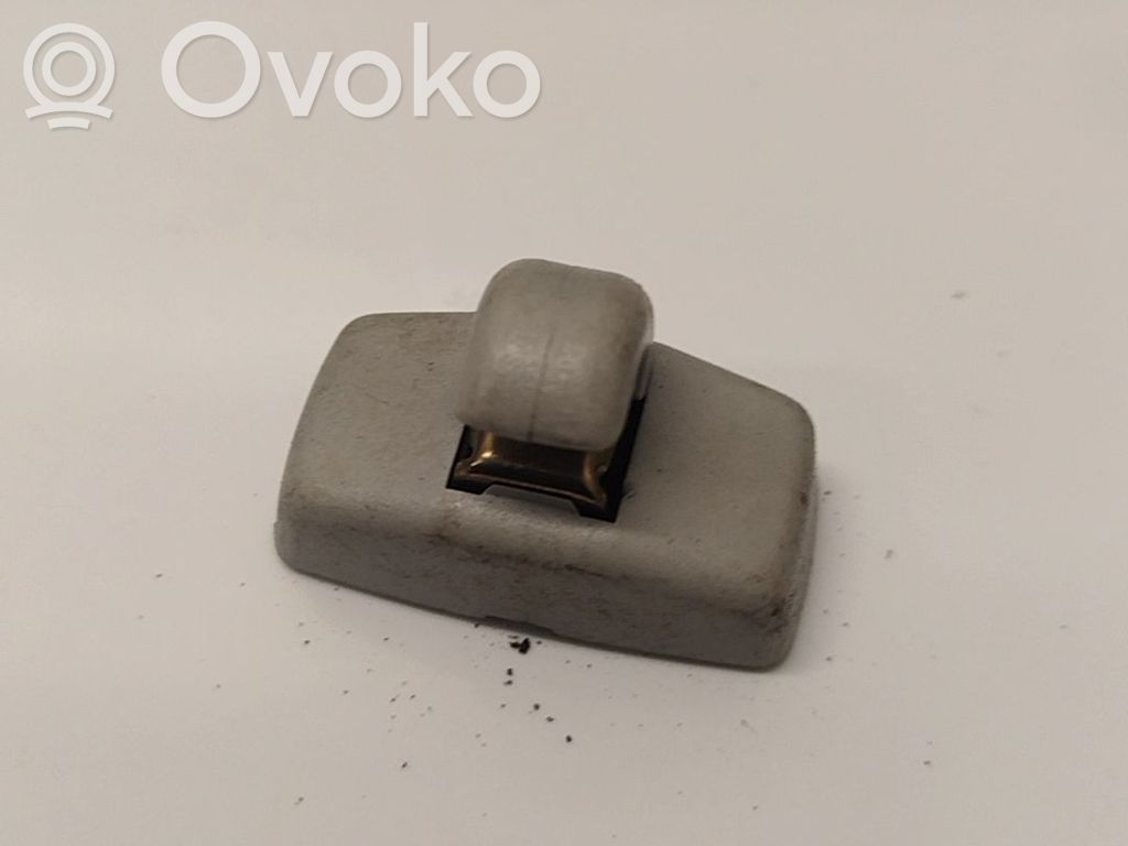 Volkswagen Polo IV 9N3 Uchwyt osłony przeciwsłonecznej szyberdachu 