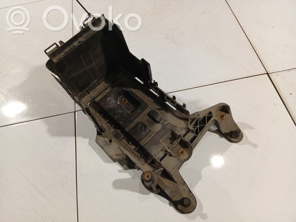 Volkswagen Jetta V Podstawa / Obudowa akumulatora