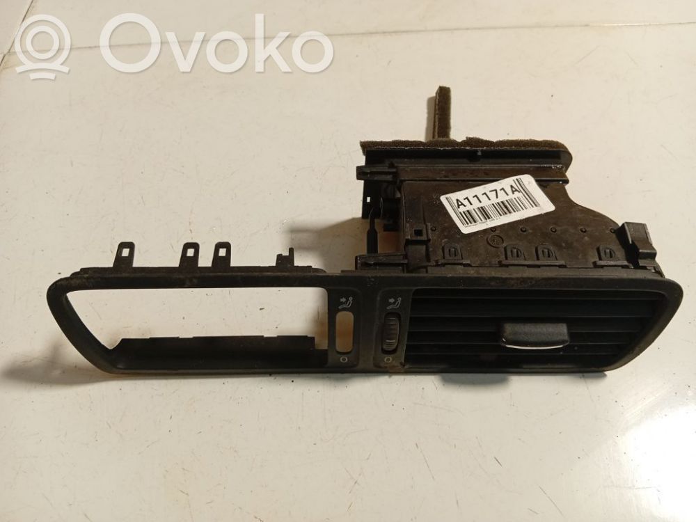 Volkswagen PASSAT B6 Dysze / Kratki środkowego nawiewu deski rozdzielczej 