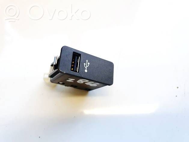BMW 3 F30 F35 F31 Gniazdo / Złącze USB 
