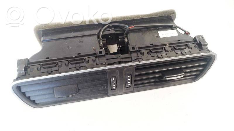 Volkswagen PASSAT B7 Rejilla de ventilación central del panel 
