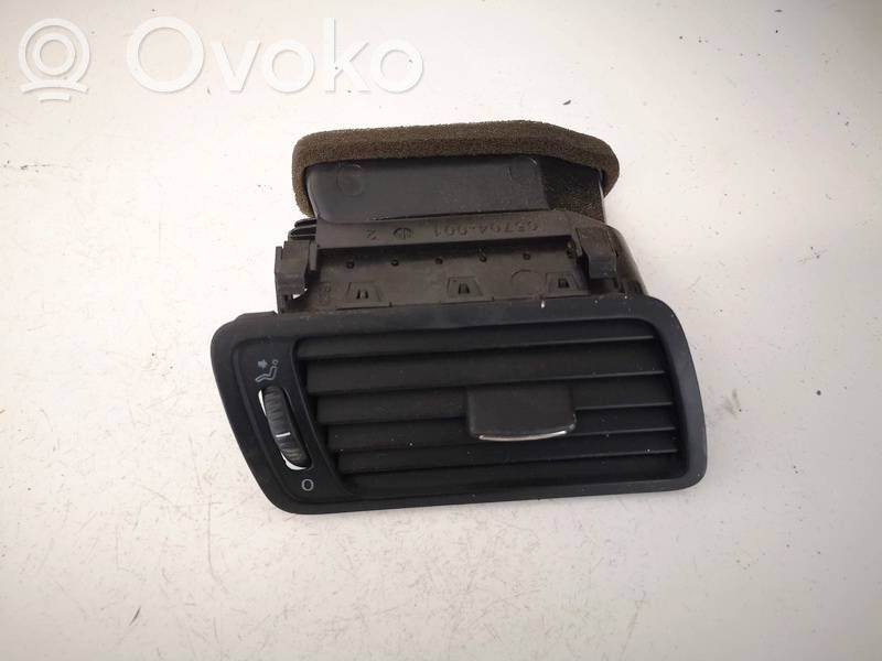 Volkswagen PASSAT CC Rejilla de ventilación central del panel 