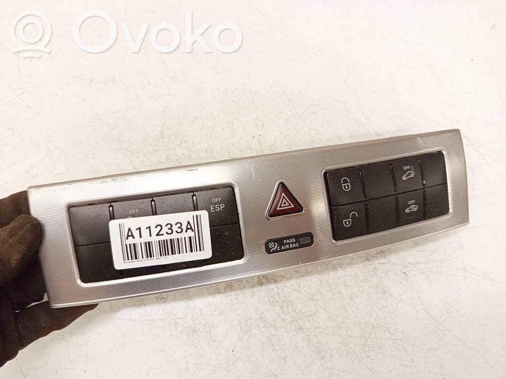 Mercedes-Benz C W203 Hätävilkkujen kytkin