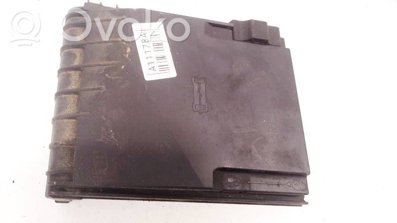 Volkswagen PASSAT CC Coperchio scatola dei fusibili
