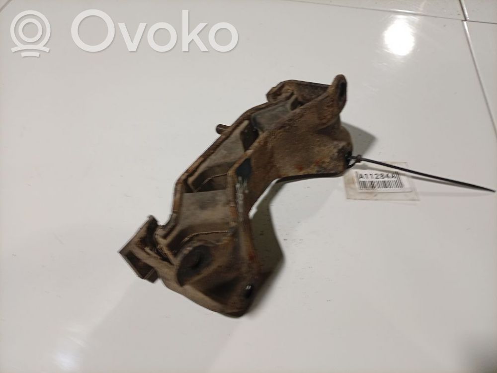 Subaru Legacy Moottorin kiinnikekorvake 