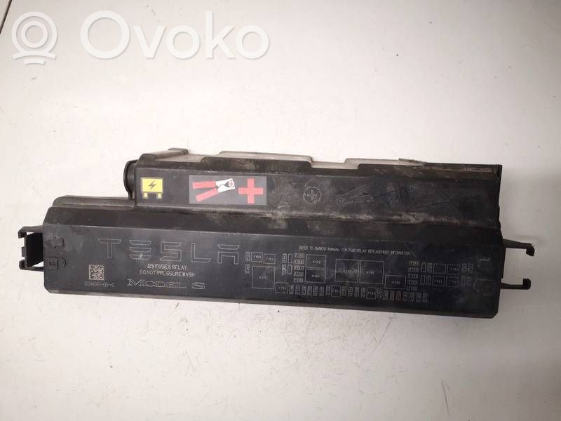 Tesla Model S Deckel Sicherungskasten