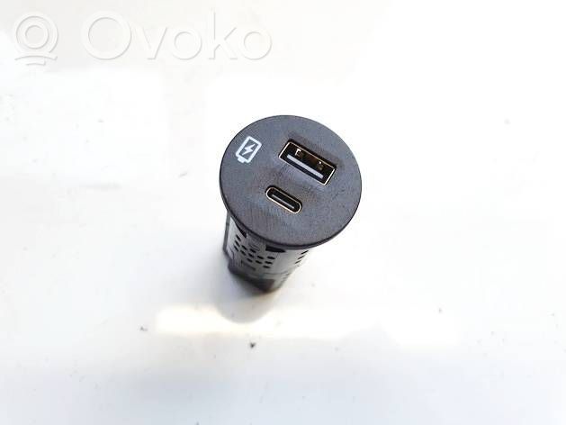 Ford Kuga III USB-pistokeliitin 