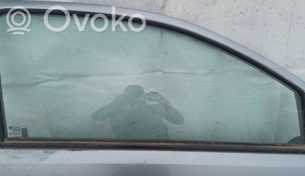Opel Corsa C Luna de la puerta delantera cuatro puertas 