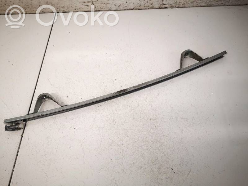 Opel Zafira B Moulure de vitre de la porte avant