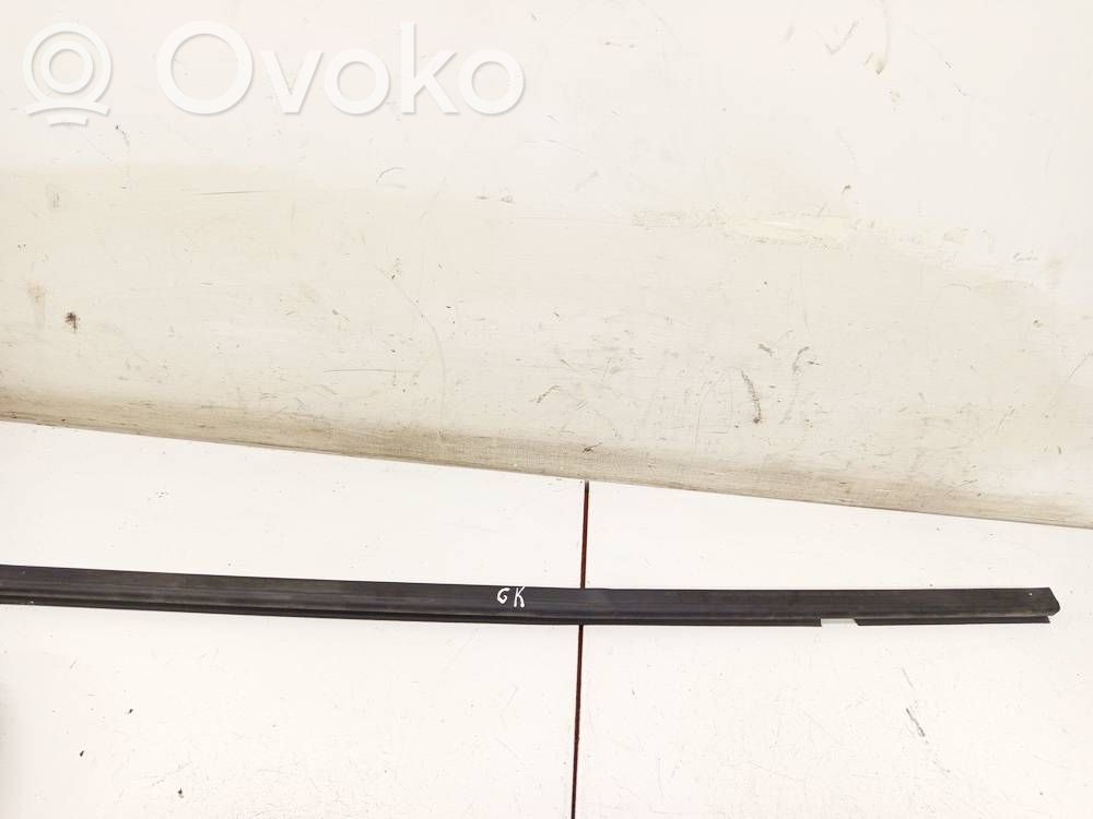 Opel Zafira B Listwa / Uszczelka szyby drzwi tylnych
