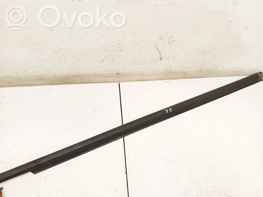 Opel Astra H Listwa / Uszczelka szyby drzwi 