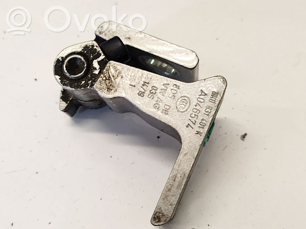 Volkswagen Up Zawias dolny drzwi tylnych