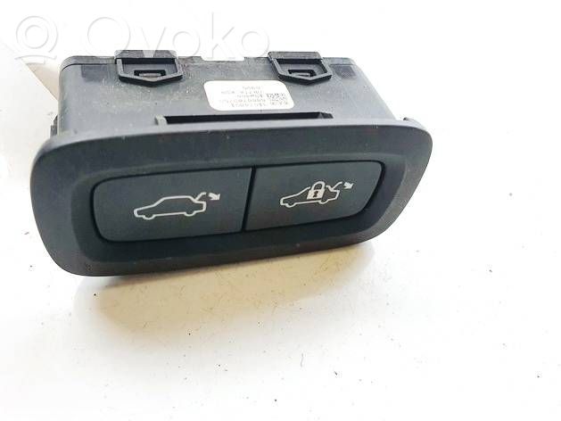 Volvo XC40 Interruptor para abrir la puerta trasera