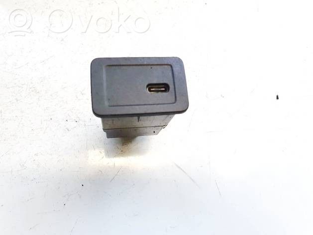 Mercedes-Benz CLA C118 X118 USB-pistokeliitin 