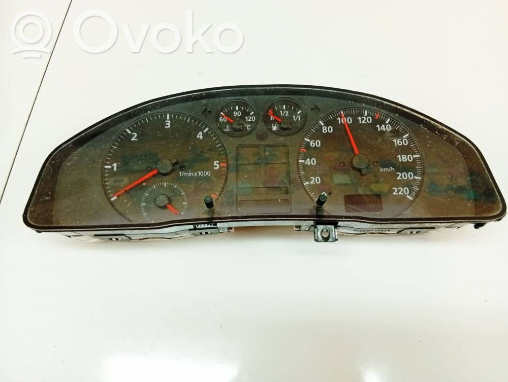 Audi A4 S4 B5 8D Geschwindigkeitsmesser Cockpit 