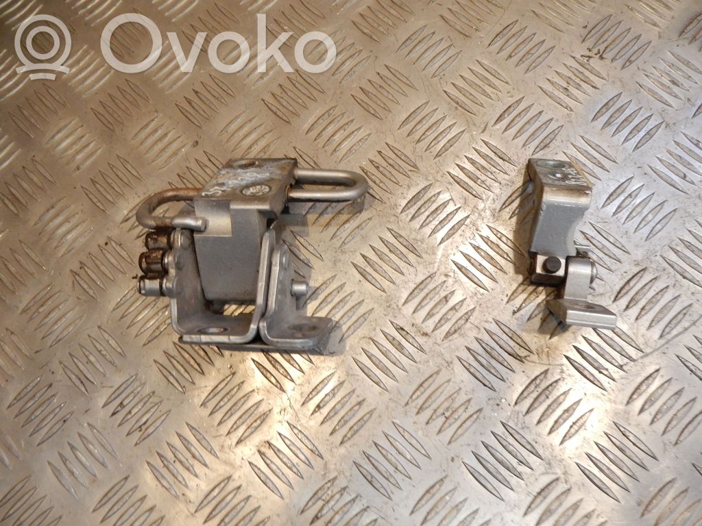Zawiasy drzwi przednich   8E0831412B,37228