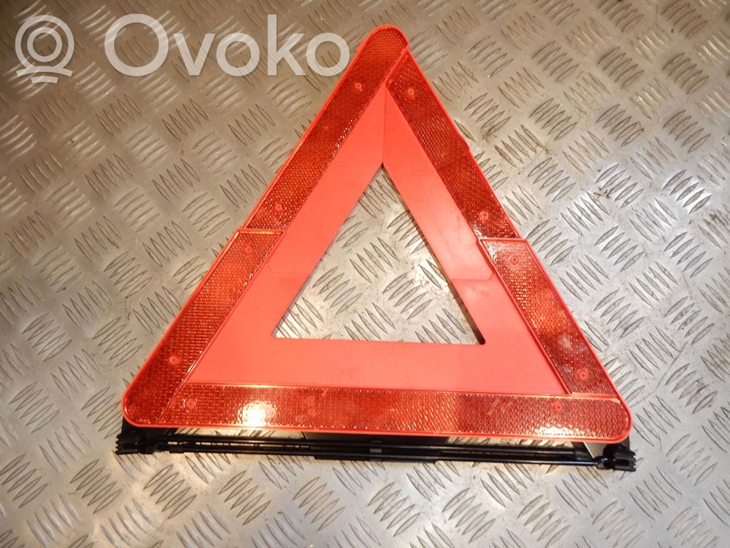 Audi A4 S4 B7 8E 8H Trójkąt ostrzegawczy 