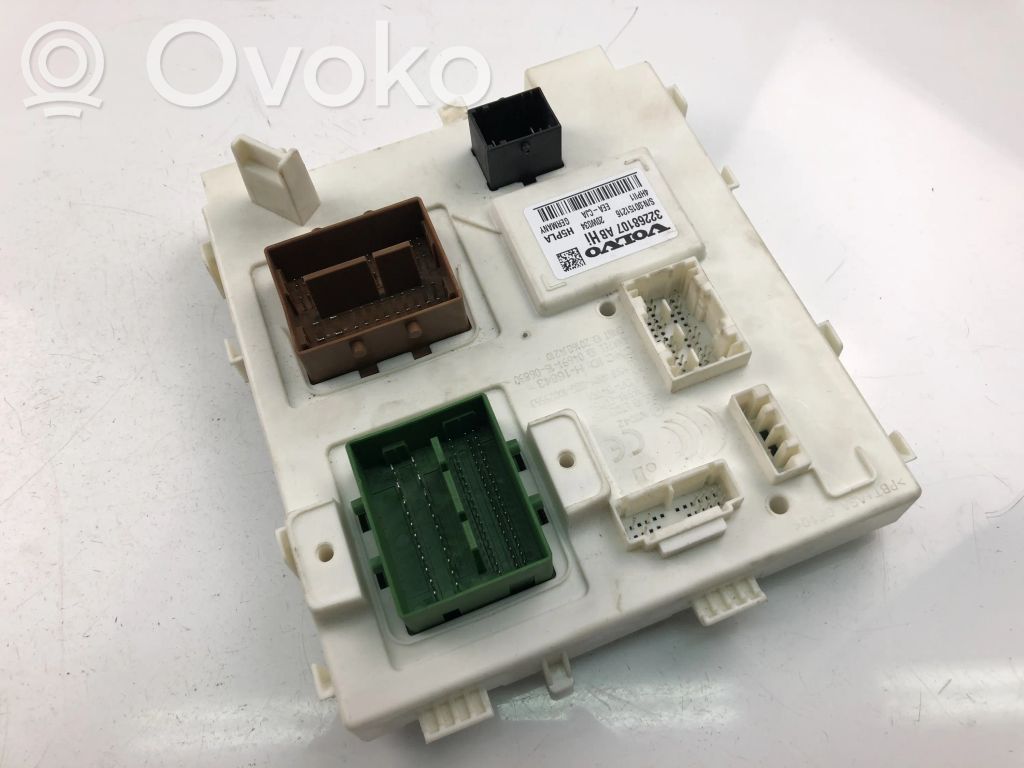 Volvo XC40 Saugiklių dėžė (komplektas) 